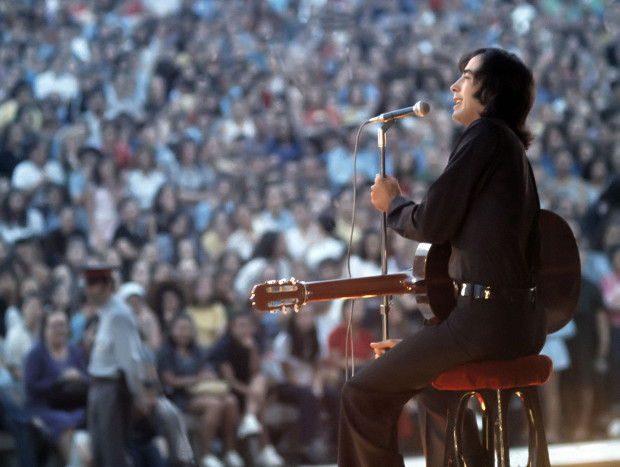 Serrat en un concierto en Madrid en 1976