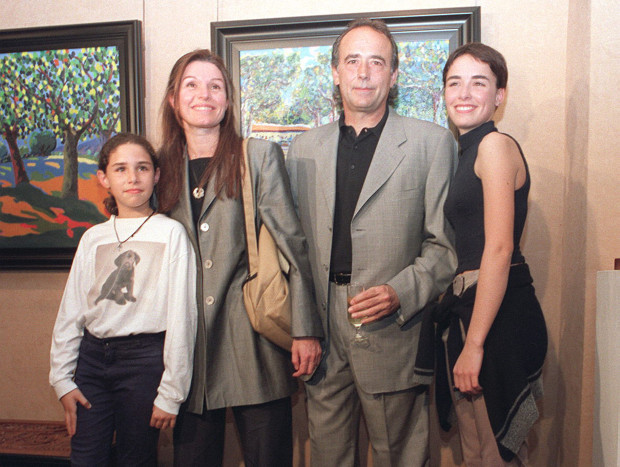 Serrat con su mujer y sus hijas