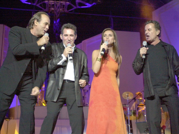 Serrat cantando con Miguel Ríos, Ana Belén y Víctor Manuel.