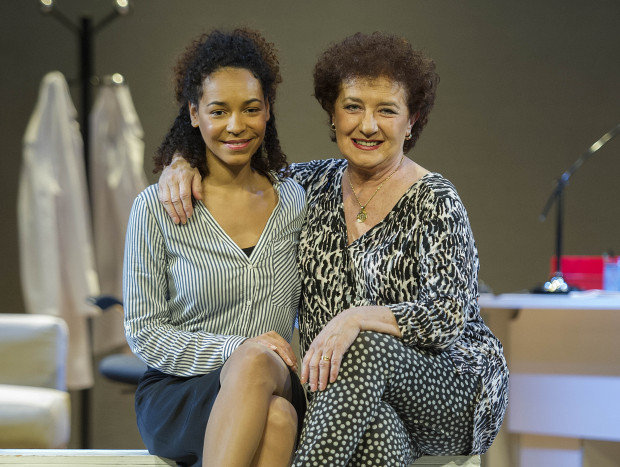 La actriz, con su hija, en el teatro.