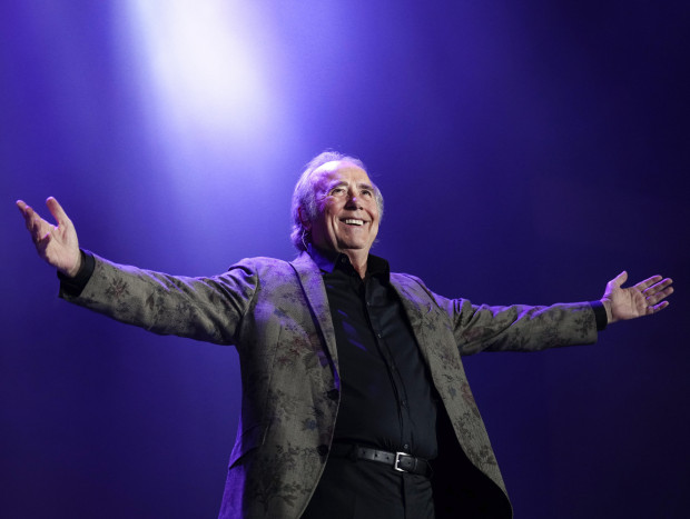 El cantante Joan Manuel Serrat cerró su gira de despedida en su ciudad natal, Barcelona.