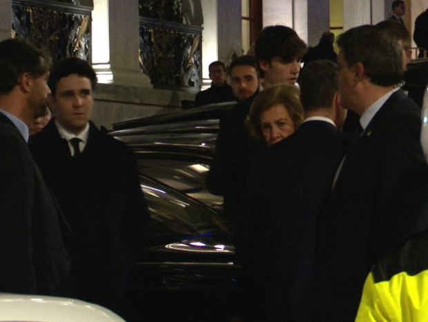 Don Juan Carlos de Borbón y la Reina Sofía llegando a la cena familiar de Atenas acompañados por sus hijas y sus nietos (EP)