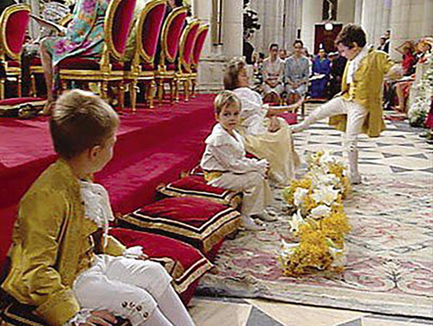 Froilán dando una patada a una damita de honor en la boda de Felipe y Letizia