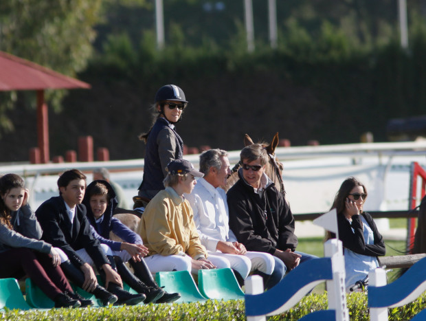 La infanta Elena y Cayetano Martínez de Irujo en un evento de hípica.