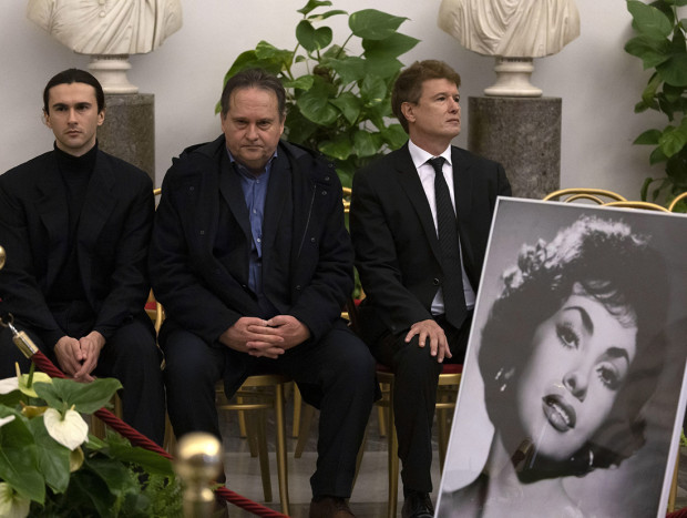 El hijo, el nieto y el supuesto viudo de Lollobrigida, en el funeral de Gina Lollobrigida.