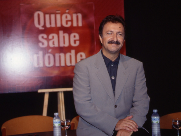 Paco Lobatón presentador de Quién sabe donde.