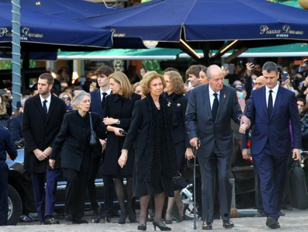 Los reyes eméritos de España con sus hijas y sus nietos en el funeral de Constantino de Grecia