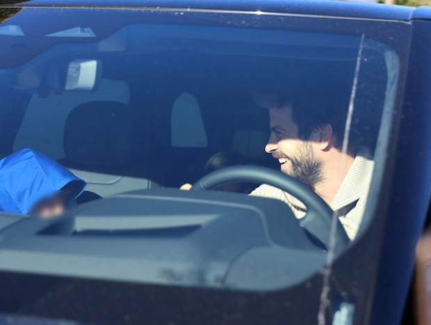 Gerard Piqué, llegando de lo más sonriente a la casa de Shakira con sus hijos Milan y Sasha