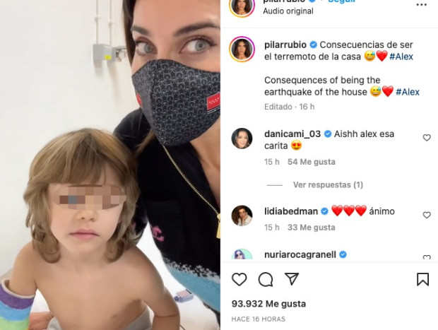 Pilar Rubio con su hijo Álex, a quien le acaban de quitar la escayola