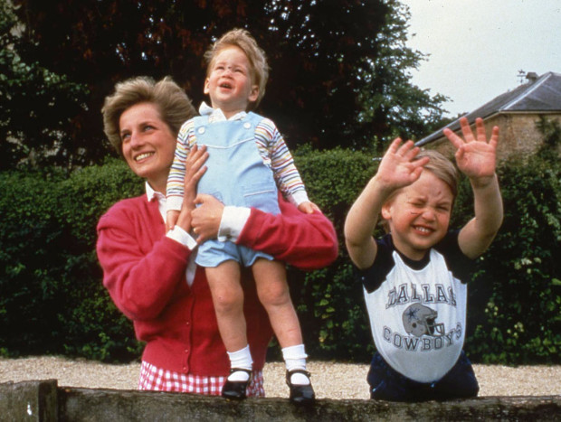 Lady Di jugando con sus hijos Harry y Guillermo.