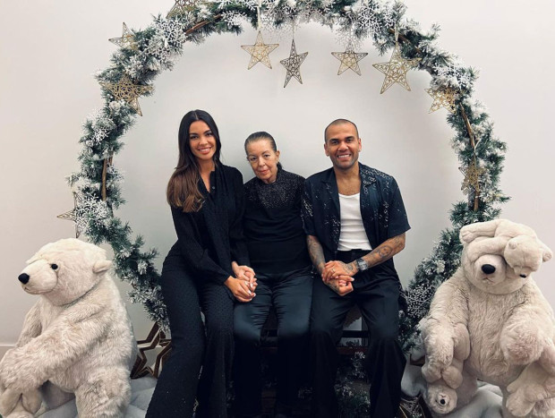 Dani Alves con su mujer y su suegra.