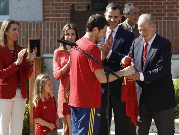 Iker Casillas entregó camisetas firmadas a la Familia Real