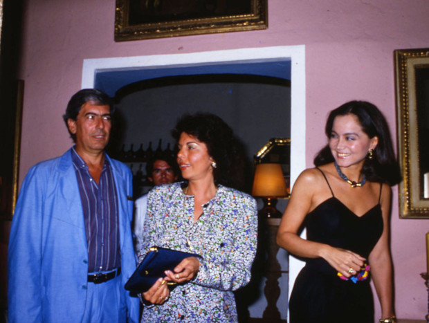 Mario Vargas Llosa, su esposa, Patricia, e Isabel Preysler en una foto de los 80.