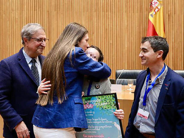 Paco Lobatón y su hija entregando un premio de su fundación.