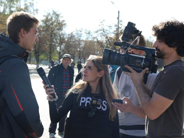 Laura de Chiclana entrevistando a un civil en Ucrania