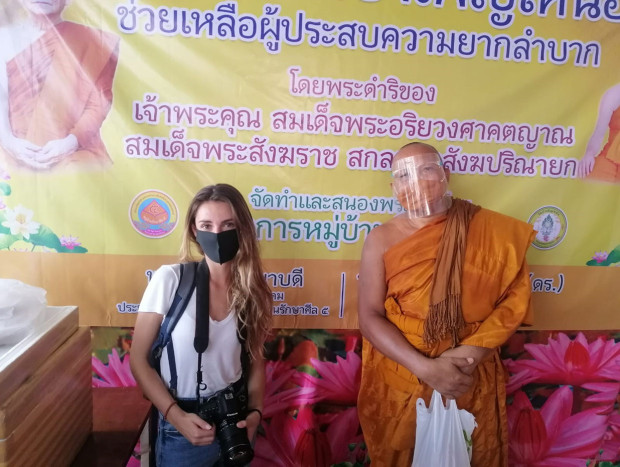 Laura de chiclana en un templo de Bangkok