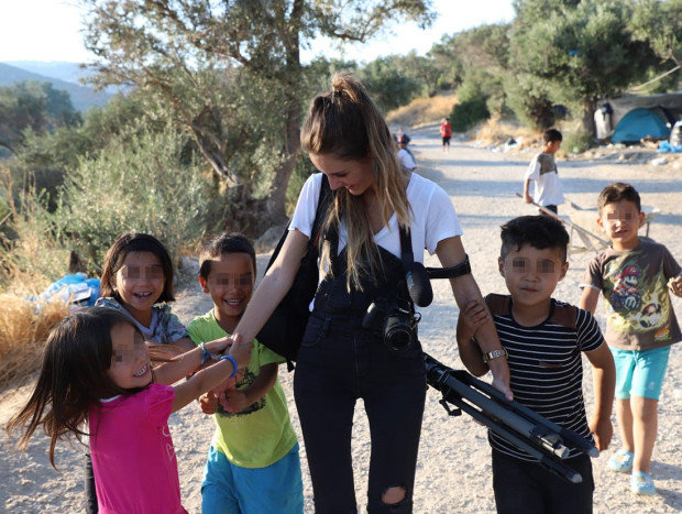 Laura de Chiclana con niños en un campo de refugiados de Lesbos