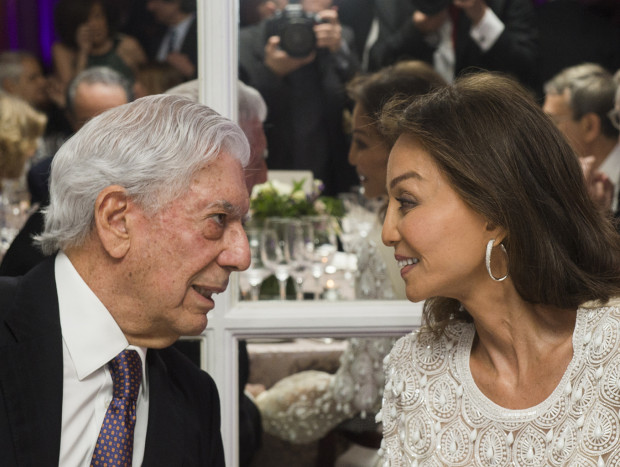Mario Vargas Llosa e Isabel Preysler mirándose