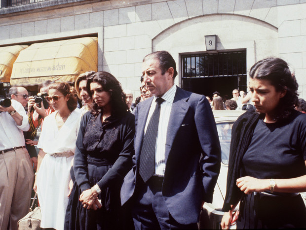 Antonio Ordoñez y sus hijas Carmina y Belén en el entierro de su Esposa Carmen Gonzalez.