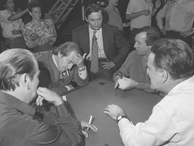 Partida de mus entre amigos: El Fary, José María García, Antoñete y Agustín Rodríguez Sahagún.