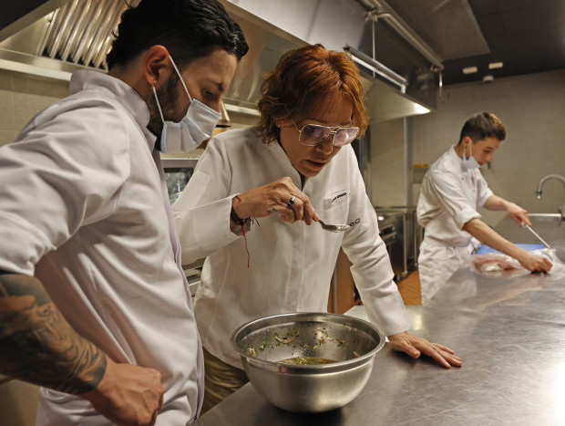 La chef colombiana Leonor Espinosa trabaja en su restaurante Leo, el 17 de mayo de 2022, en Bogotá (Colombia).