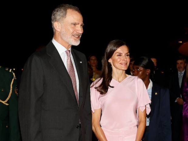 Los Reyes Felipe VI y Letizia a su llegada a Angola.