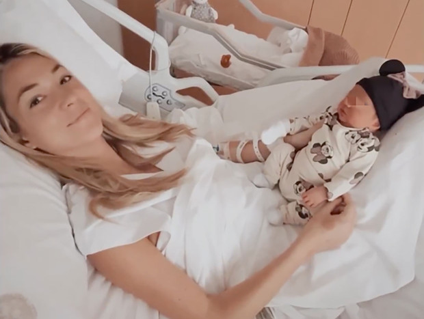 Alice Campello con su bebé recién nacida en la cama del hospital