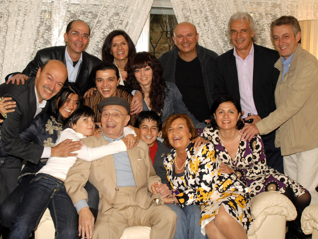 Imagen del actor Tony Leblanc, su esposa Isabel Paez y sus hijos e hijas.