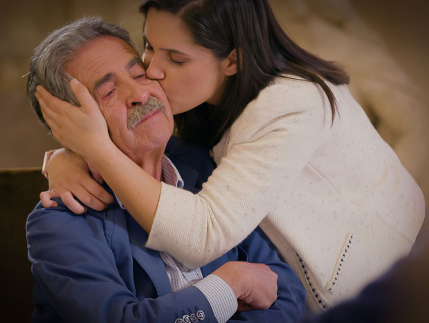 Revilla besado en la mejilla por su hija, Lara