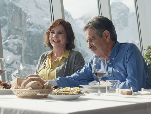 Revilla y su mujer riendo y comiendo en un restaurante.