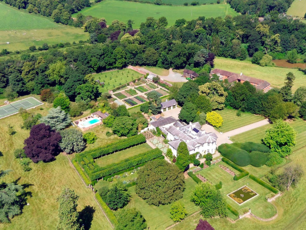 Una finca de 81 hectáreas. La mansión está rodeada por parques y jardines en los que se ubican una amplia área de caza, una cancha de críquet, establos, una piscina y otras cinco casas para invitados.