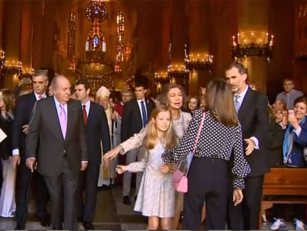La reina Letizia discutiendo con la Reina Sofía delante de la Familia Real en Palma