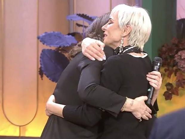 Ana María Aldón abrazando a Isabel Luna