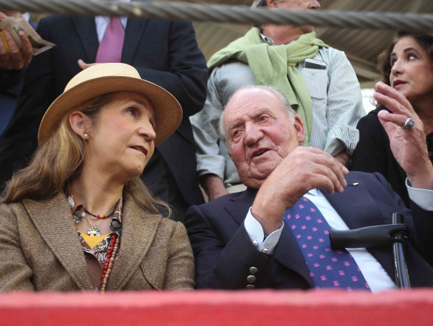 La infanta Elena y su padre el rey Juan Carlos en los toros.