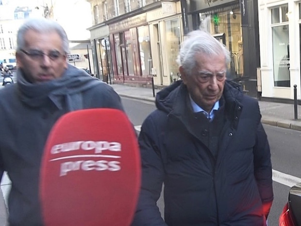 Mario Vargas Llosa en las calles de París.