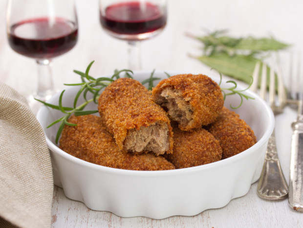 freir croquetas plato blanco