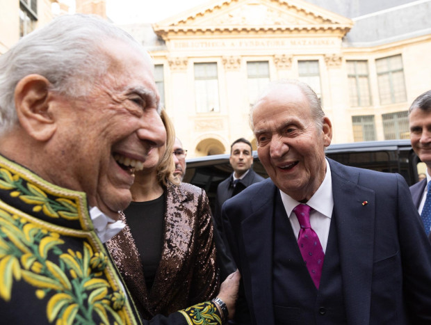 Risas entre Mario Vargas Llosa y el rey emérito.