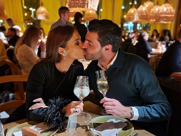 Paula y Miguel besándose y brindando