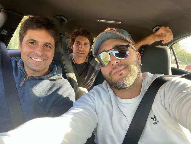 Kiko Rivera viajando en coche con sus hermanos Fran Rivera y Cayetano Rivera