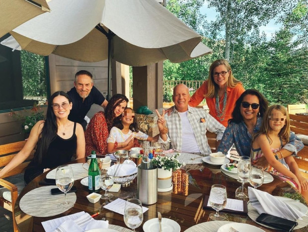 Demi Moore, Bruce Willis y su actual mujer, Emma Heming, con sus hijas