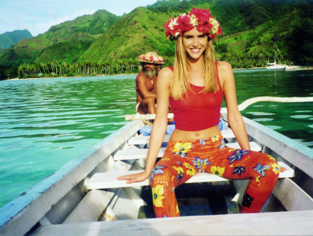 La modelo Judit Mascó pasea en canoa y con corona de flores en la Polinesia francesa.