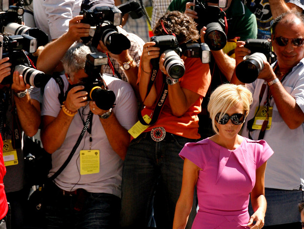 Victoria Beckham rodeada de paparazi.