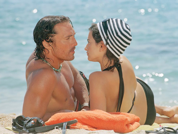 Penélope Cruz y Matthew McConaughey en una playa del Caribe.