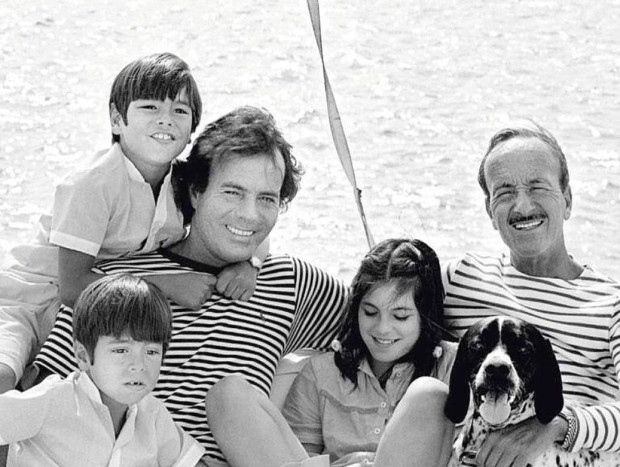 Julio Iglesias con sus hijos mayores y con su padre, el doctor Iglesias Puga.