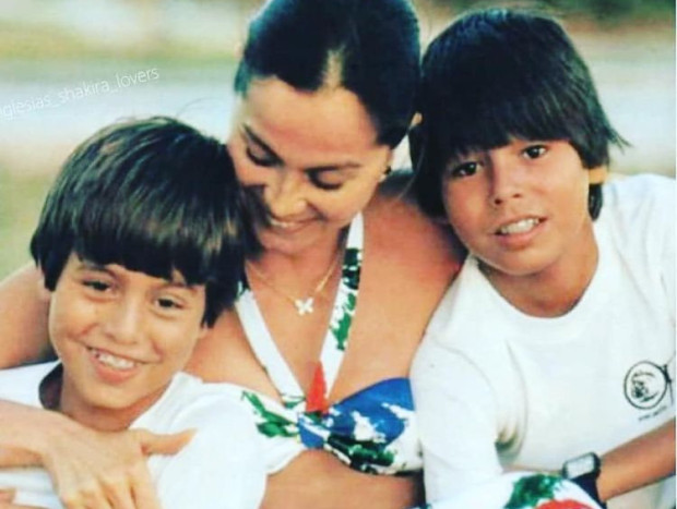 Isabel Preysler junto a Enrique y Julio José Iglesias.