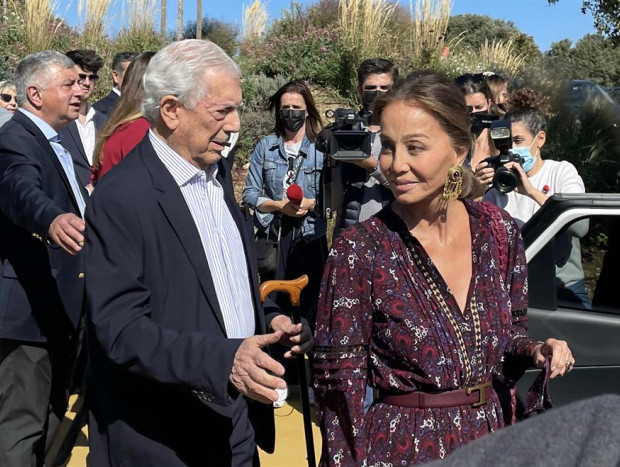 Isabel Preysler y Vargas Llosa en un evento en 2021