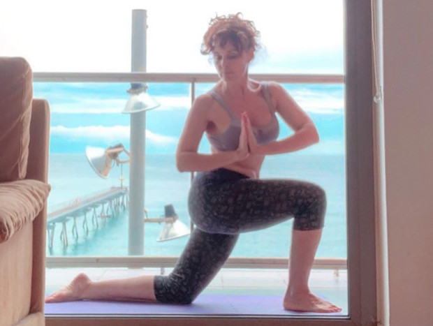 Silvia Marsó practicando yoga en el valcón de su casa