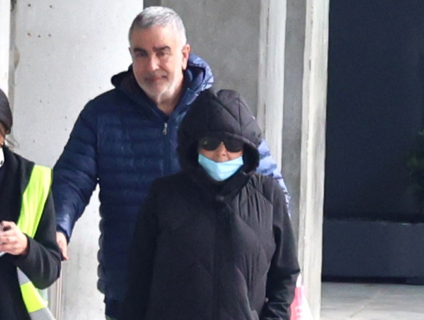 Isabel Pantoja, camuflada a su llegada a Madrid con su hermano Agustín