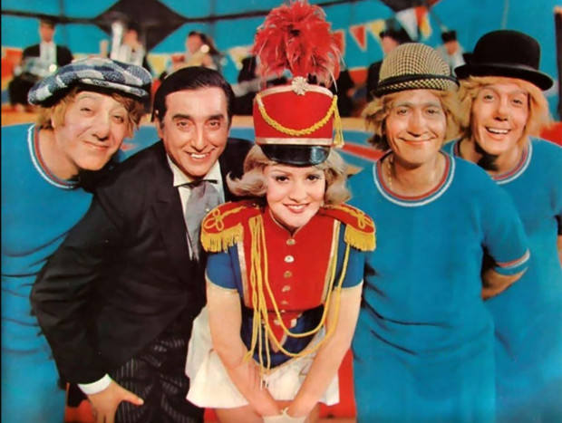 Fotograma de la película Había una vez un circo con los payasos de la tele y Mercedes Carreras