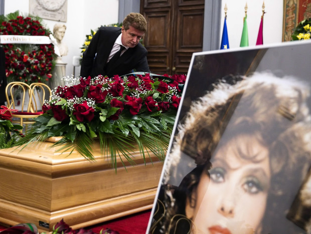 Javier Rigau en el funeral de Gina Lollobrigida